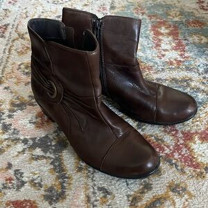 Beautiful Clark’s women’s size 10 brown leather ankle boots. Side zipper.